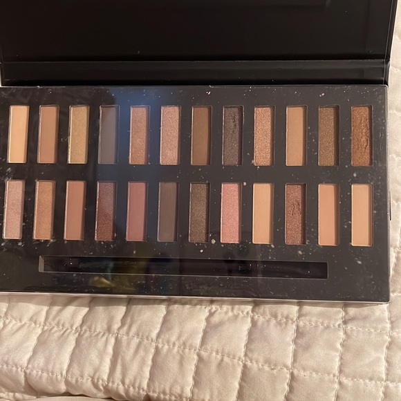 Never used- NEW “TAHARI BEAUTY” Au Naturale eyeshadow collection. - Picture 7 of 8